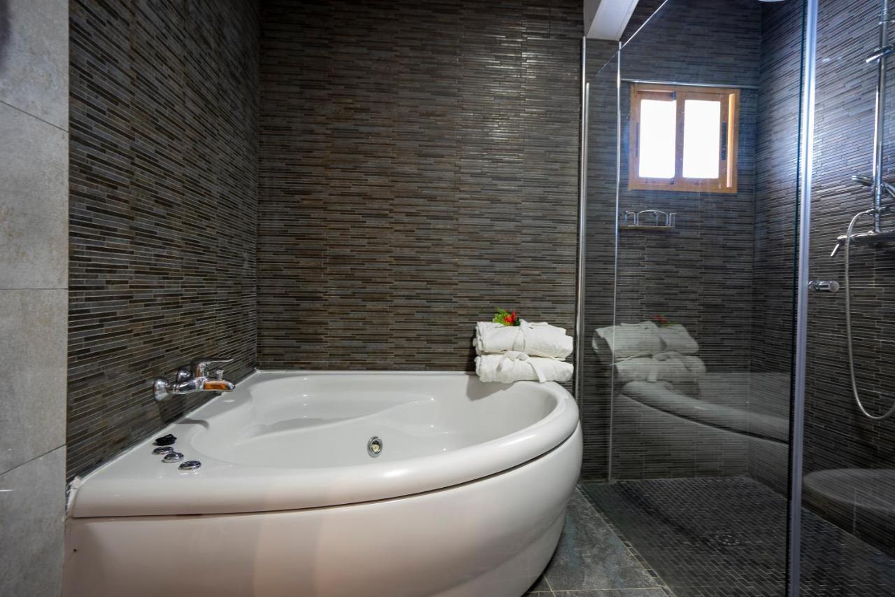 Hotel Los Barruecos By Croma Malpartida de Cáceres المظهر الخارجي الصورة
