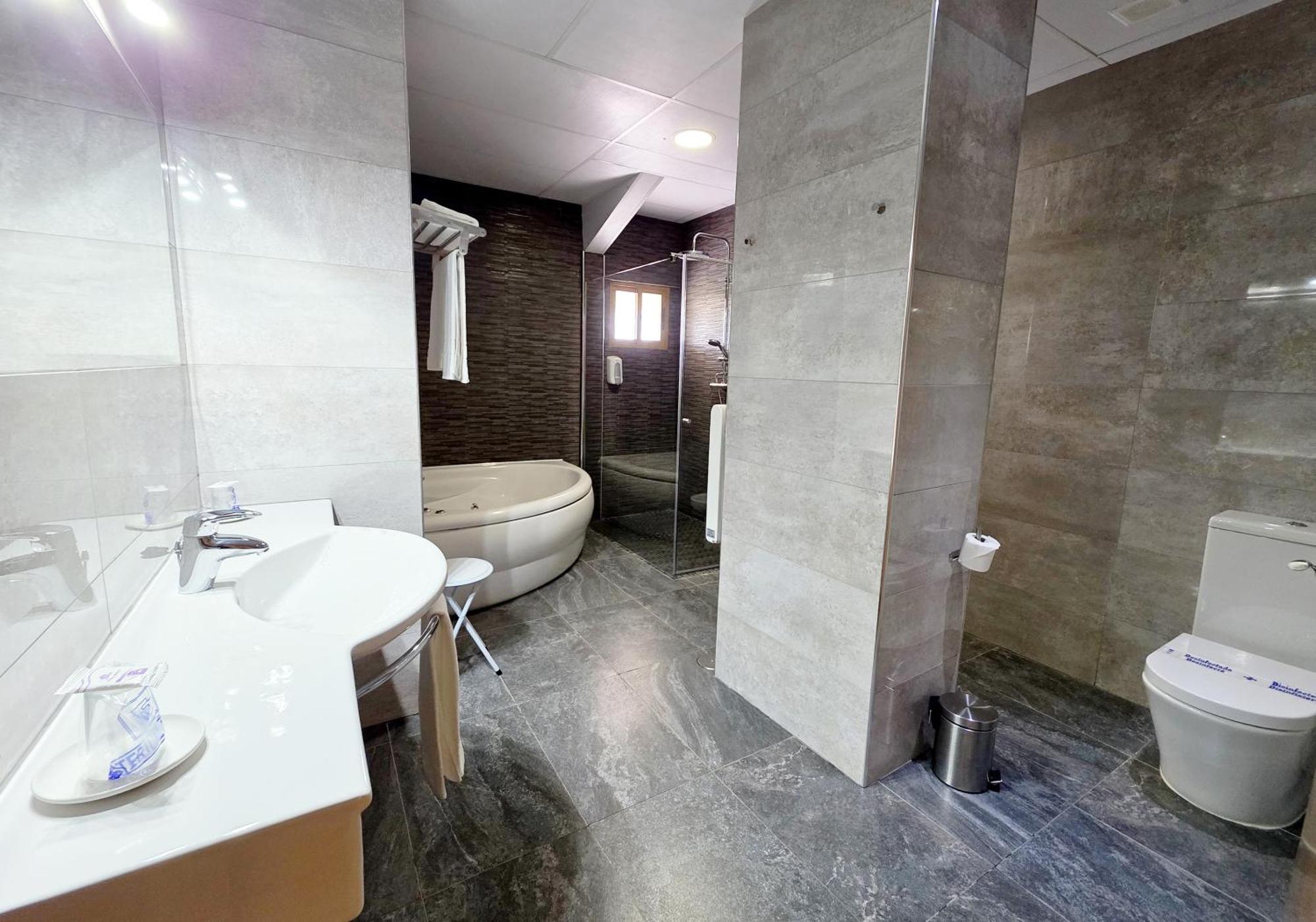 Hotel Los Barruecos By Croma Malpartida de Cáceres المظهر الخارجي الصورة